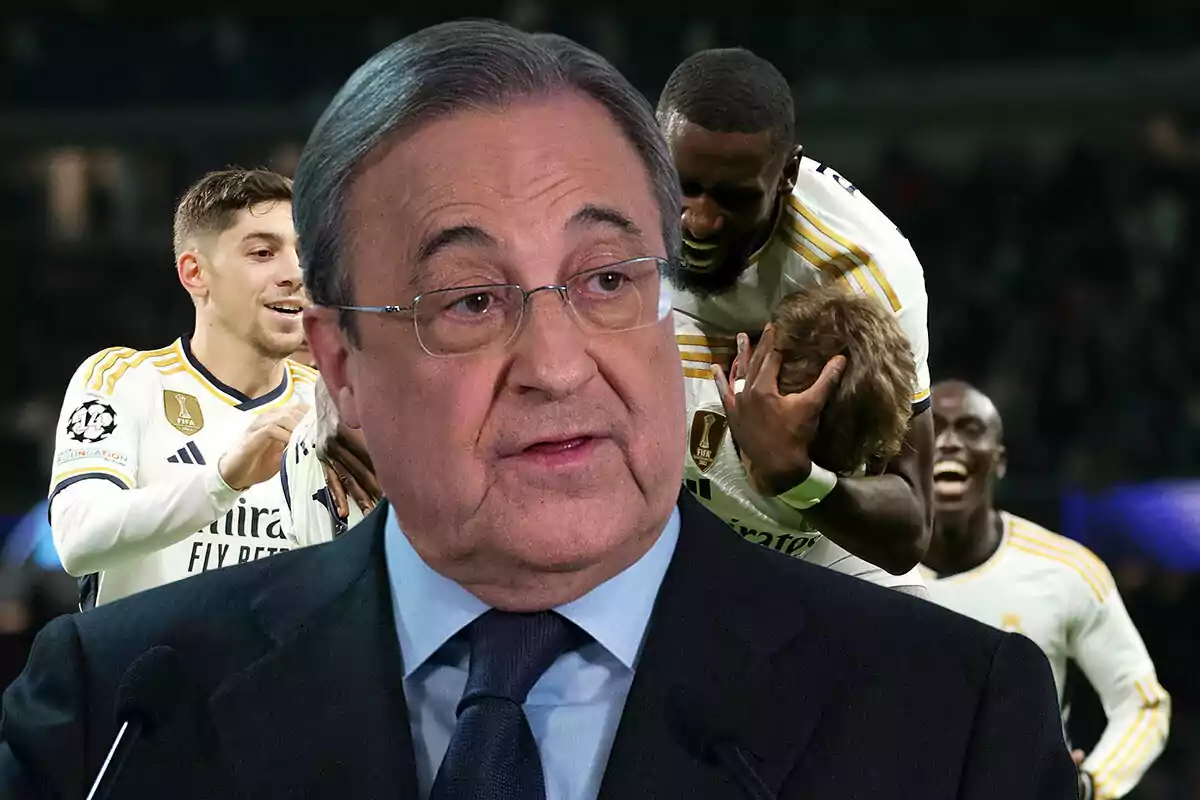 Florentino Pérez en primer plano, con jugadores del Real Madrid celebrando en el fondo.