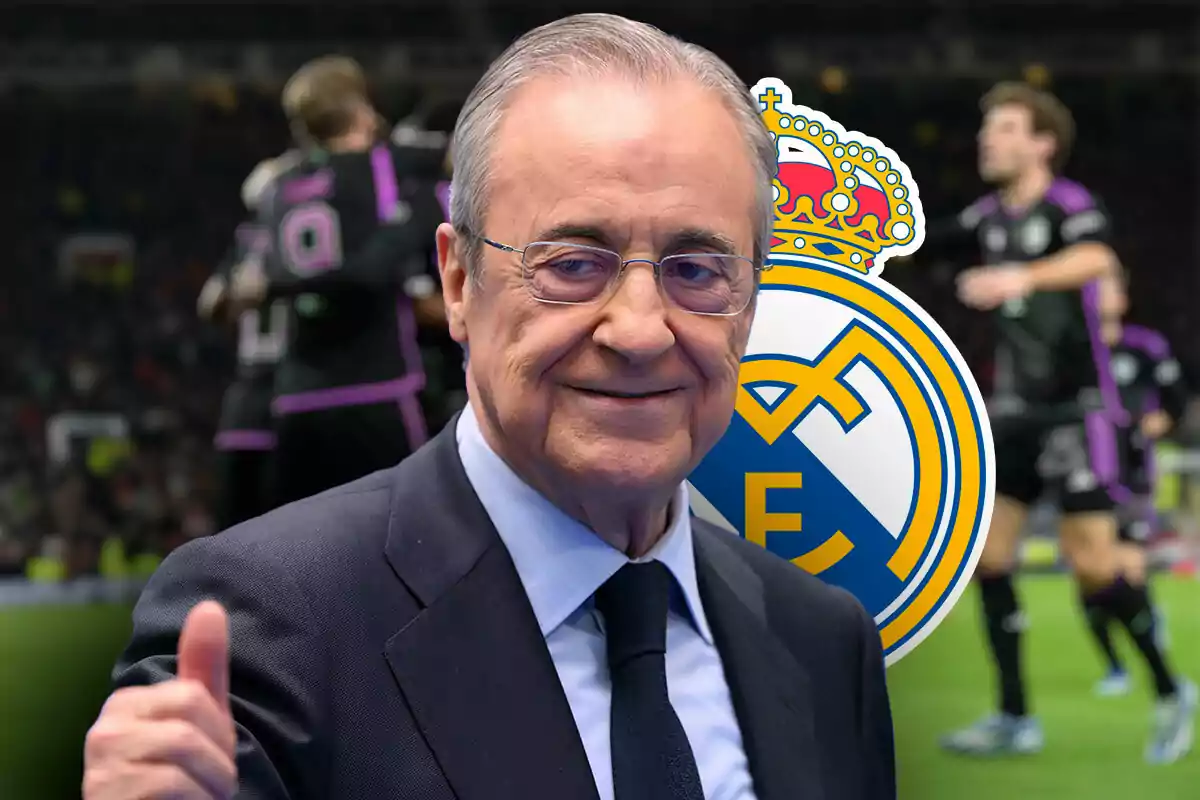 Florentino Pérez con gafas y traje sonríe frente al escudo del Real Madrid mientras jugadores del Bayern celebran en el fondo.