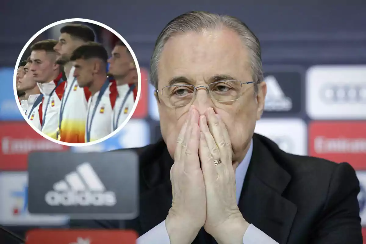 Florentino Pérez con gafas y traje se cubre la boca con las manos en una conferencia de prensa, mientras en un recuadro se muestra a varios jugadores de fútbol con uniformes de España.