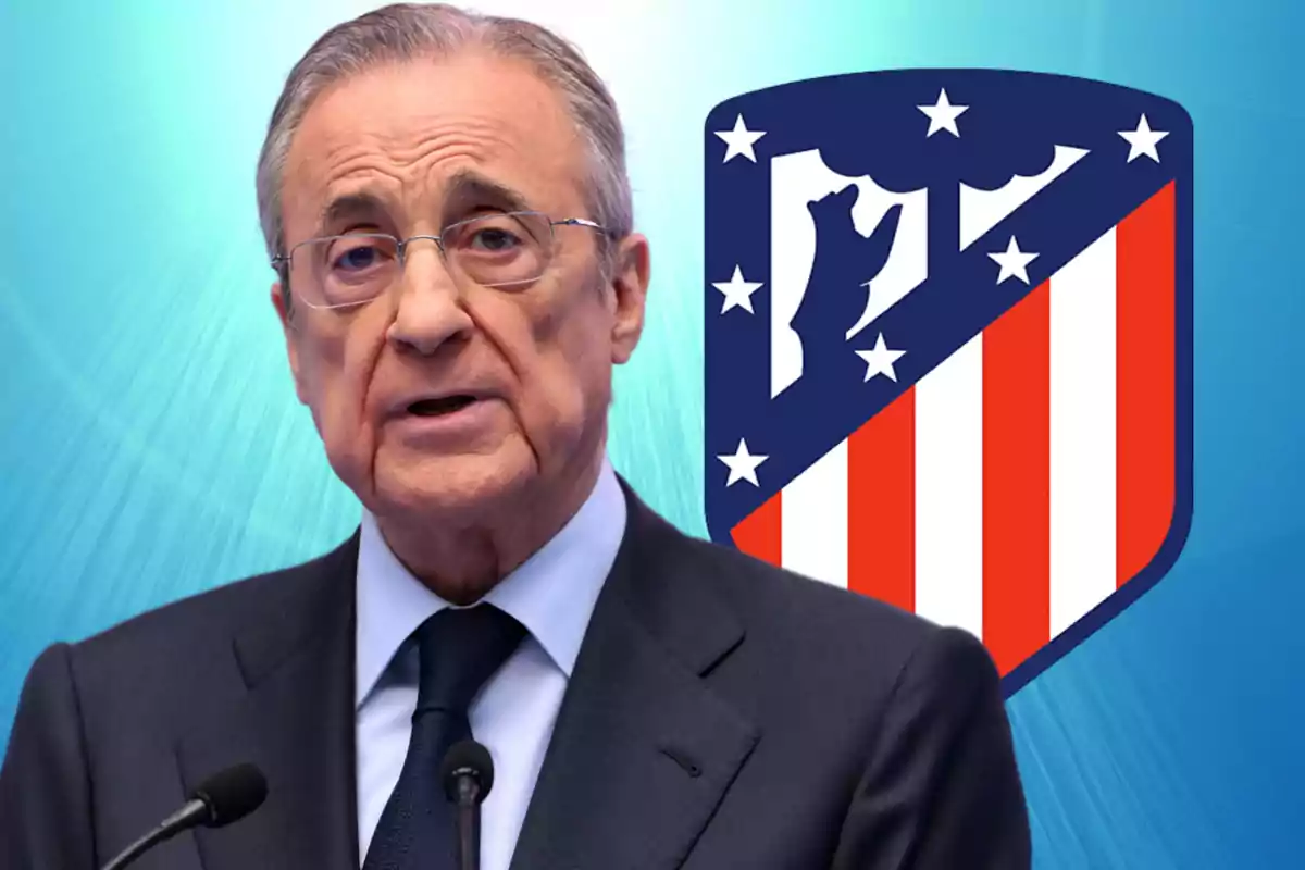 Un hombre mayor con gafas y traje oscuro habla frente a un micrófono con el escudo del Atlético de Madrid en el fondo.