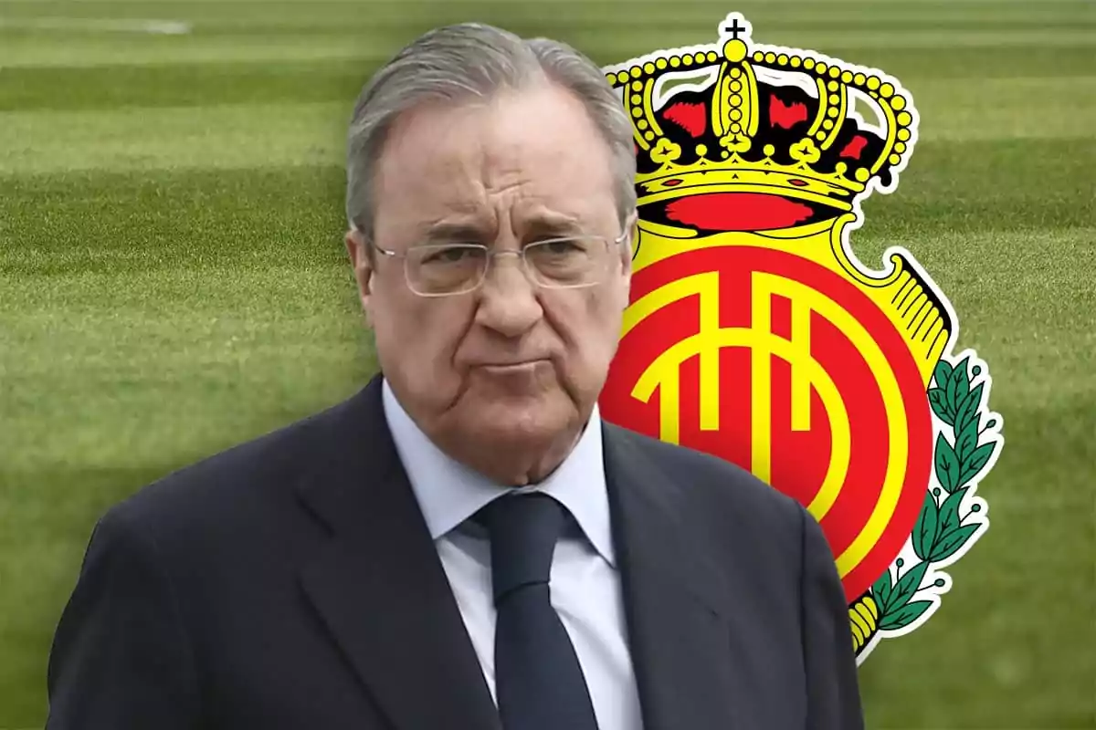 Florentino Pérez con gafas y traje oscuro frente al escudo del Mallorca sobre un campo de césped.