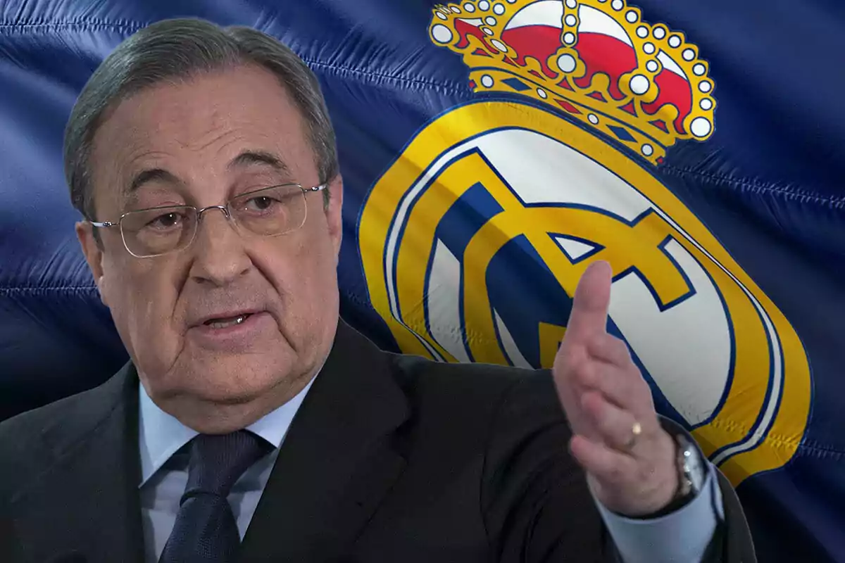 Florentino Pérez gesticulando frente a una bandera con el escudo del Real Madrid.