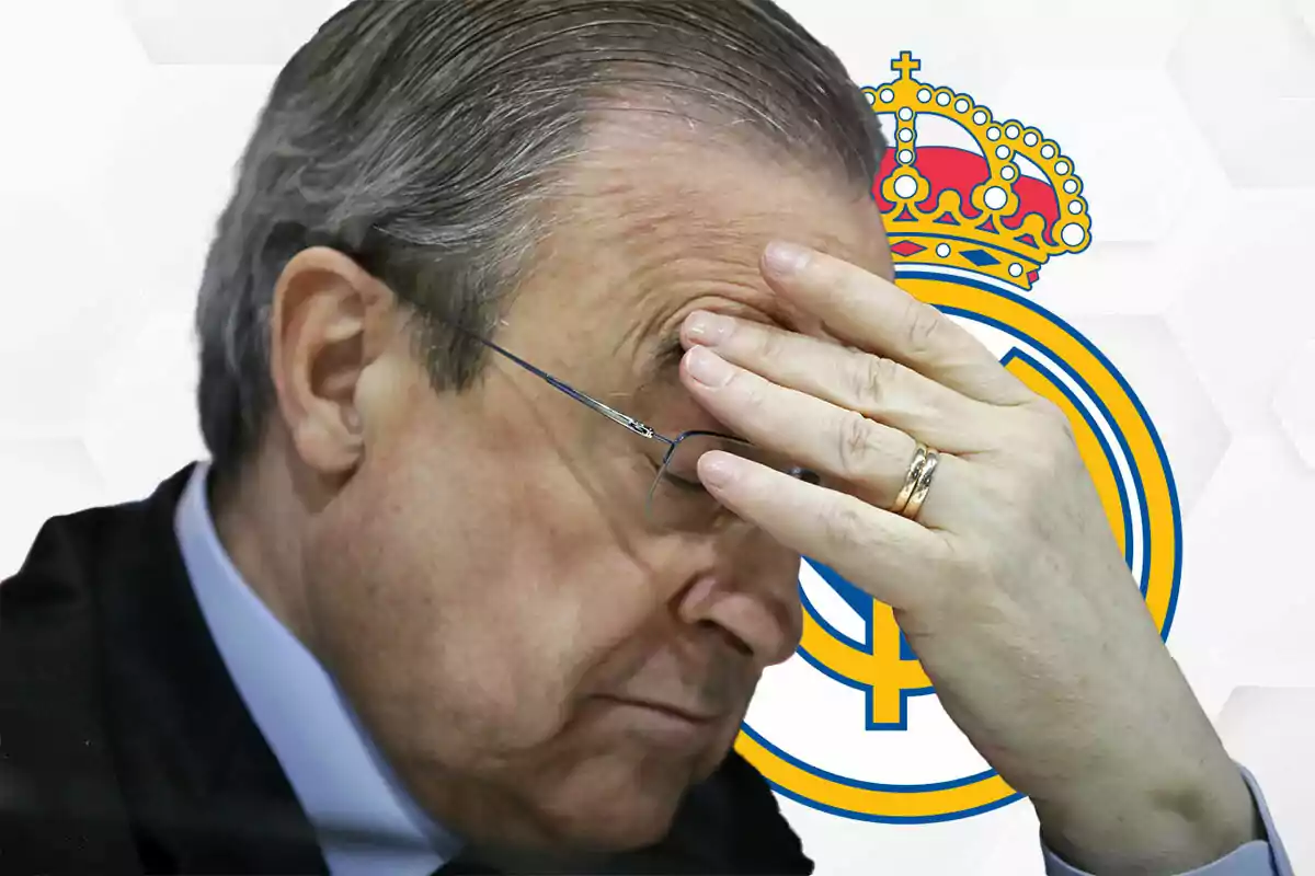 Florentino Pérez con gafas y anillo en la mano cubriéndose el rostro con el logo del Real Madrid de fondo.