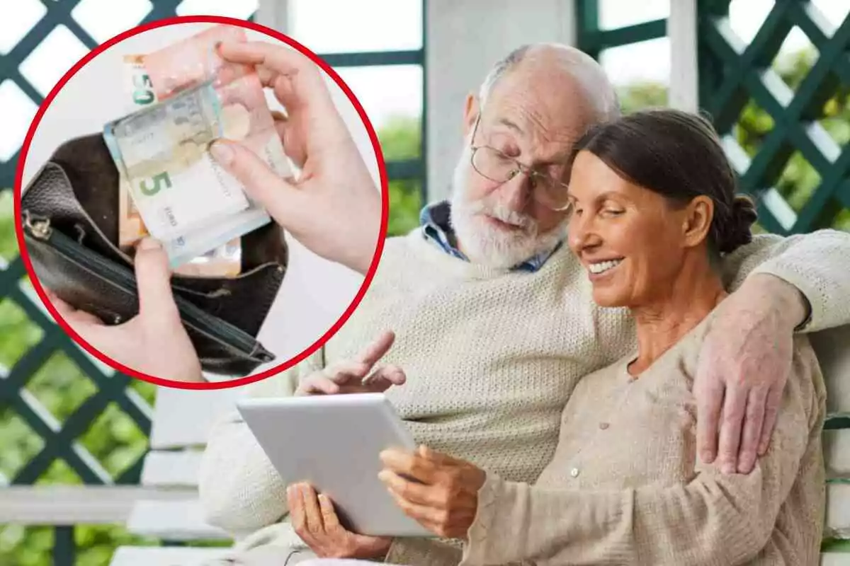 Una pareja de personas mayores sentada en un banco, el hombre con barba y gafas abraza a la mujer mientras ambos miran una tableta, en la esquina superior izquierda hay un círculo rojo con una imagen de manos sacando billetes de euro de una cartera.