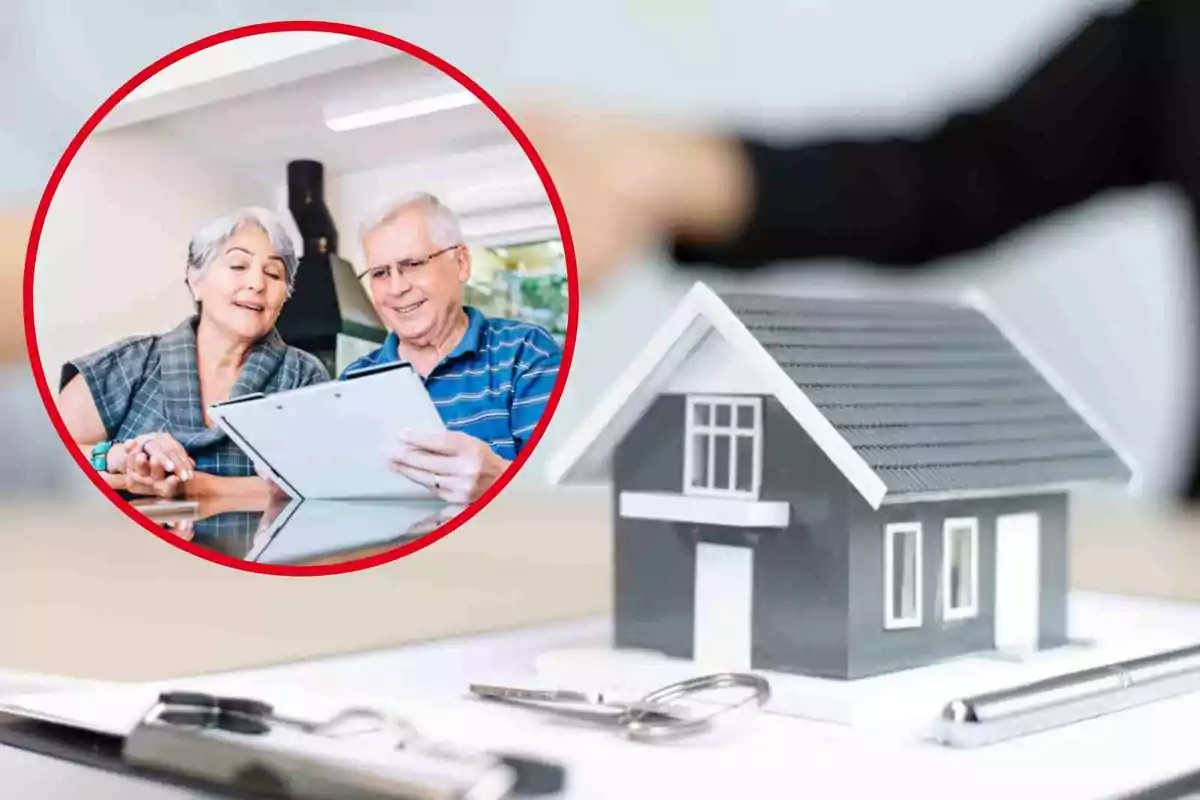 Fotomontaje de una imagen de fondo de una maqueta de una vivienda y al frente una redonda roja con dos jubilados mirando unos papeles Fotomontaje de una imagen de fondo de una maqueta de una vivienda y al frente una redonda roja con dos jubilados mirando unos papeles
