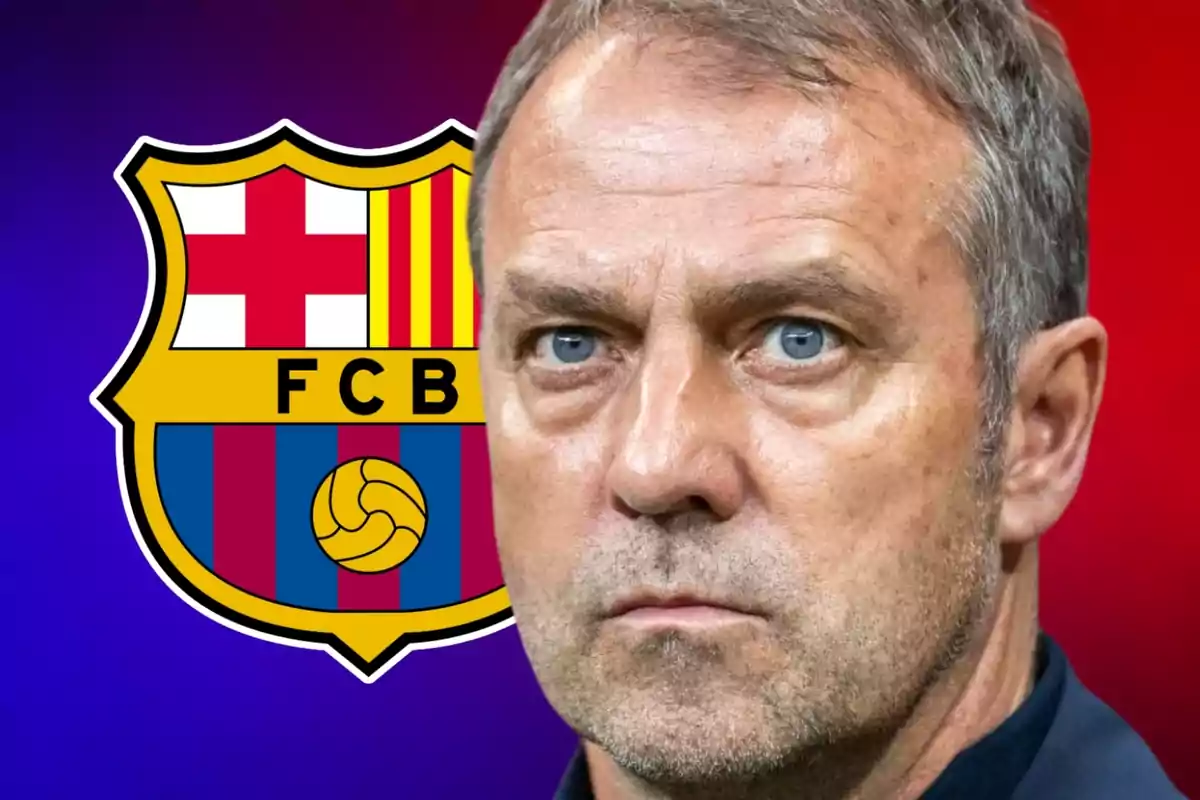 El entrenador alemán del Barça, Hansi Flick, en primer plano junto a una foto en la que se dibuja el escudo del FC Barcelona, club para el que trabaja.