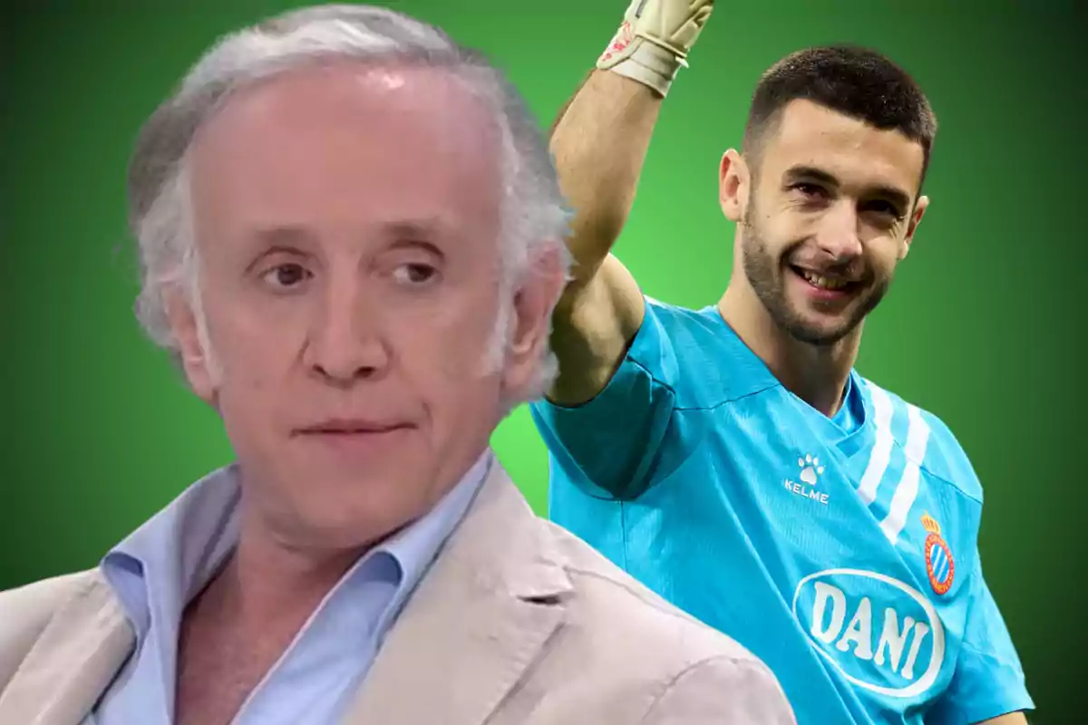 Un hombre de cabello canoso con saco claro y camisa azul claro al frente y un portero de fútbol con uniforme azul sonriente al fondo sobre un fondo verde.