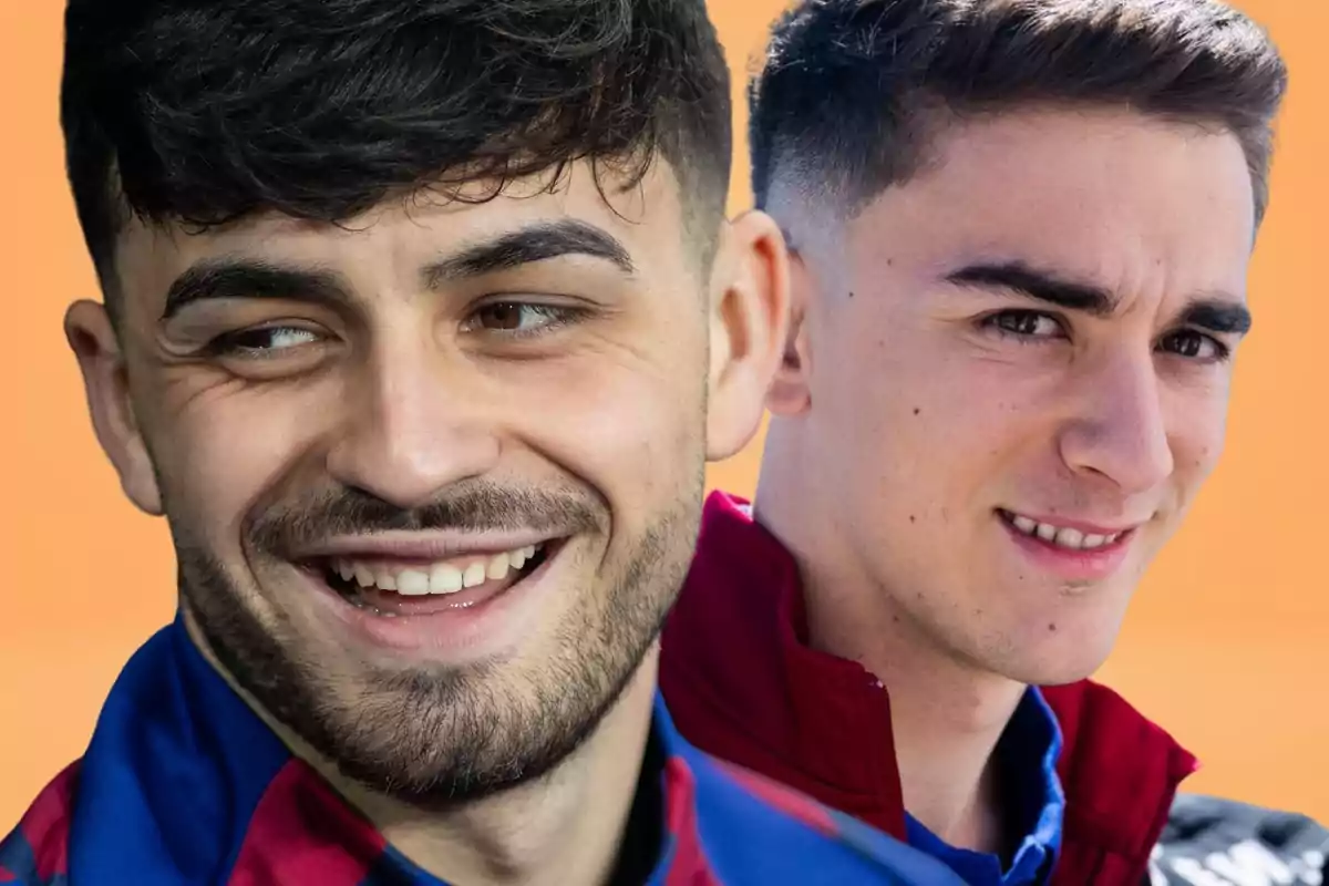 Dos hombres jóvenes sonrientes con chaquetas deportivas frente a un fondo naranja.