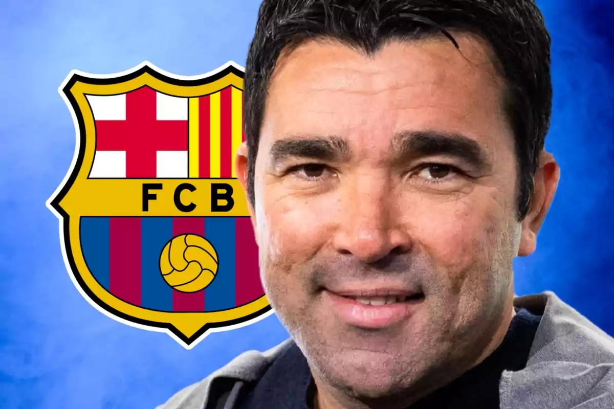 Hombre sonriente con el logo del FC Barcelona de fondo.