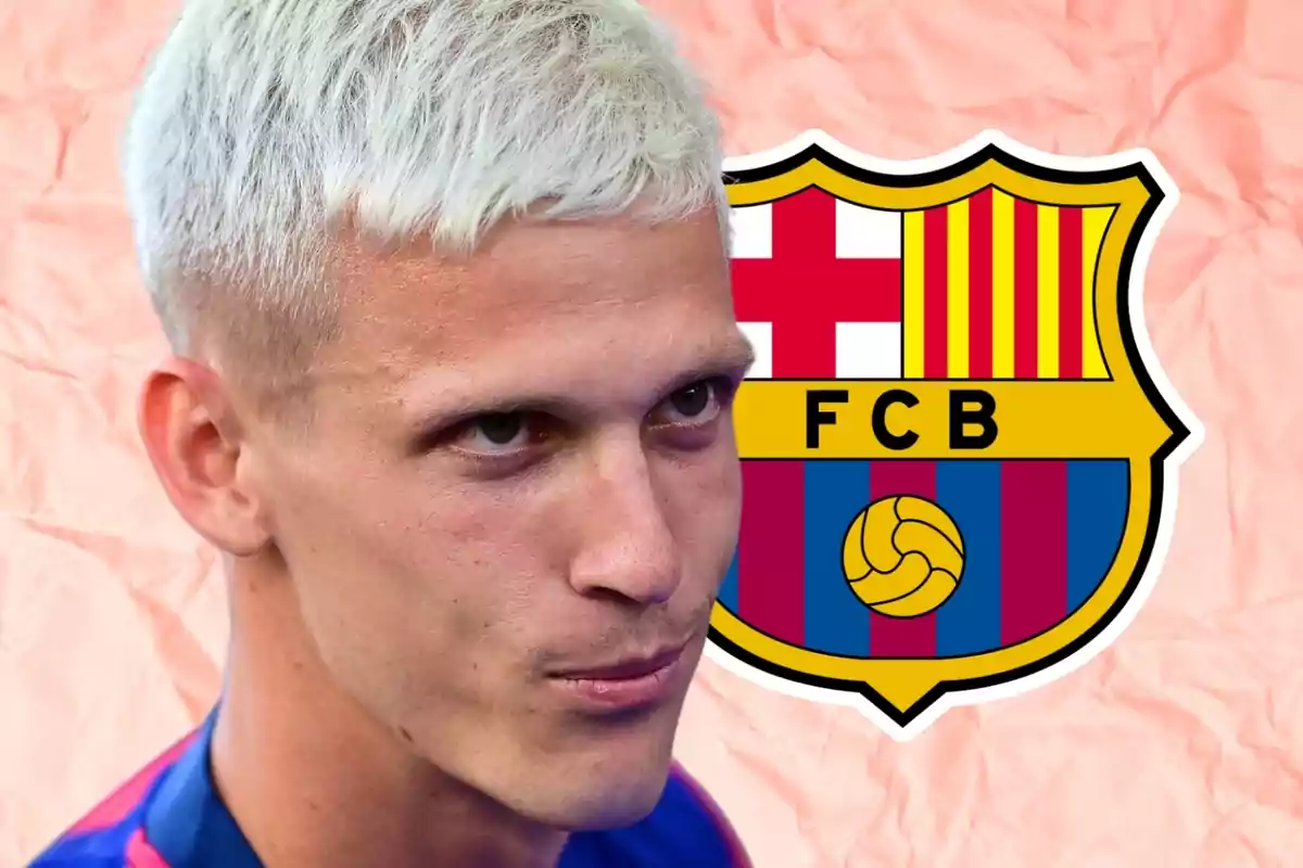 Un jugador de fútbol con cabello rubio claro frente al escudo del FC Barcelona.