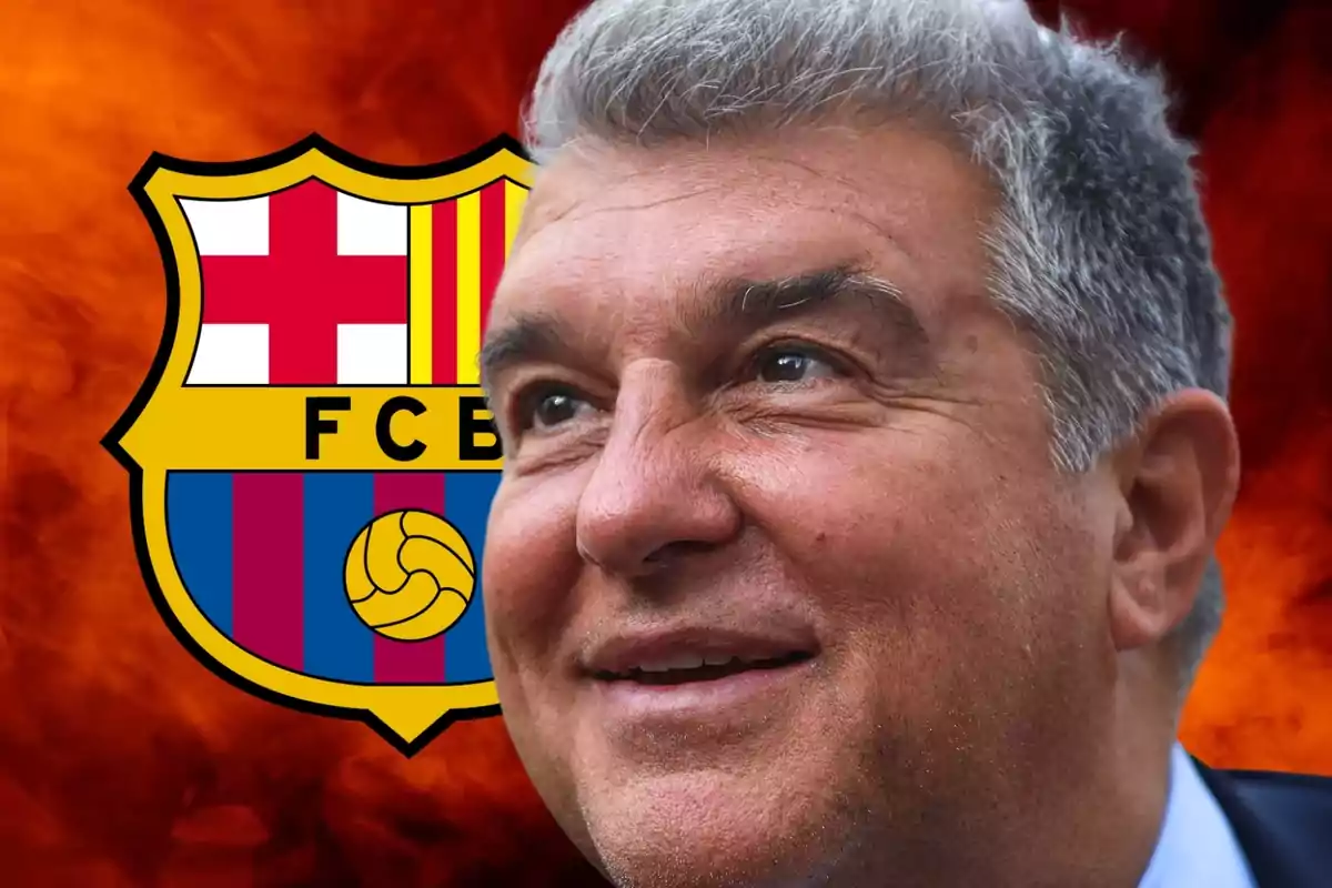 Hombre sonriente con cabello canoso frente al escudo del FC Barcelona sobre un fondo de colores cálidos.