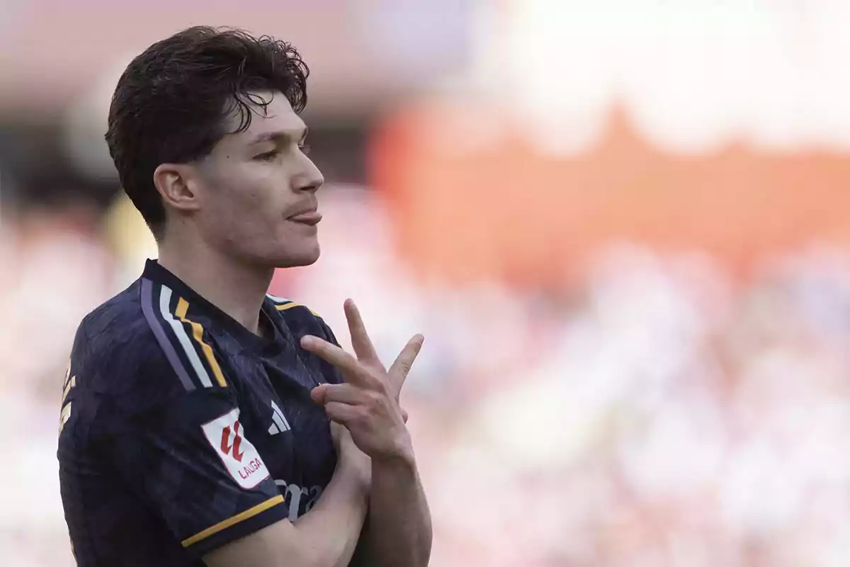 Fran García celebrando un gol con la lengua afuera y haciendo un gesto con las manos.