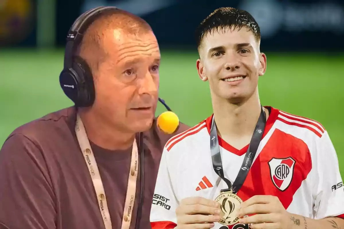 Un comentarista deportivo con auriculares y micrófono junto a un futbolista de River Plate sonriente que sostiene una medalla