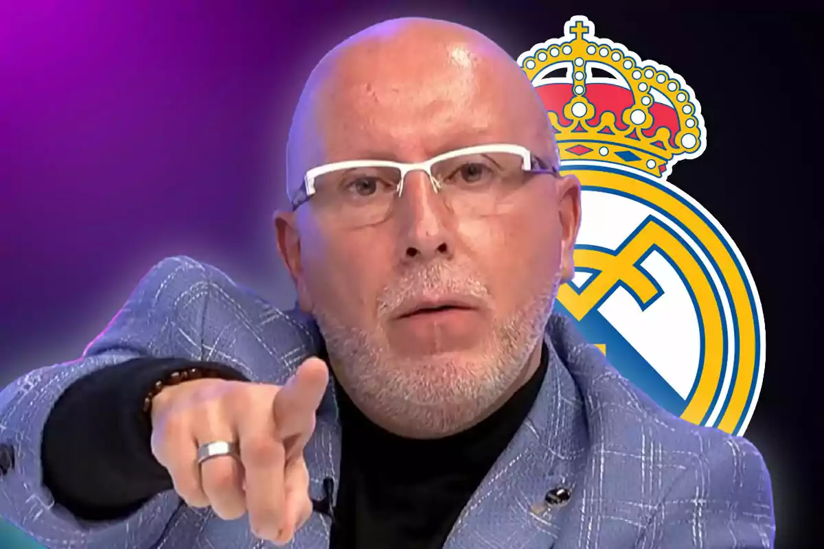 Un hombre calvo con gafas y barba corta señala hacia adelante con el logo del Real Madrid de fondo.