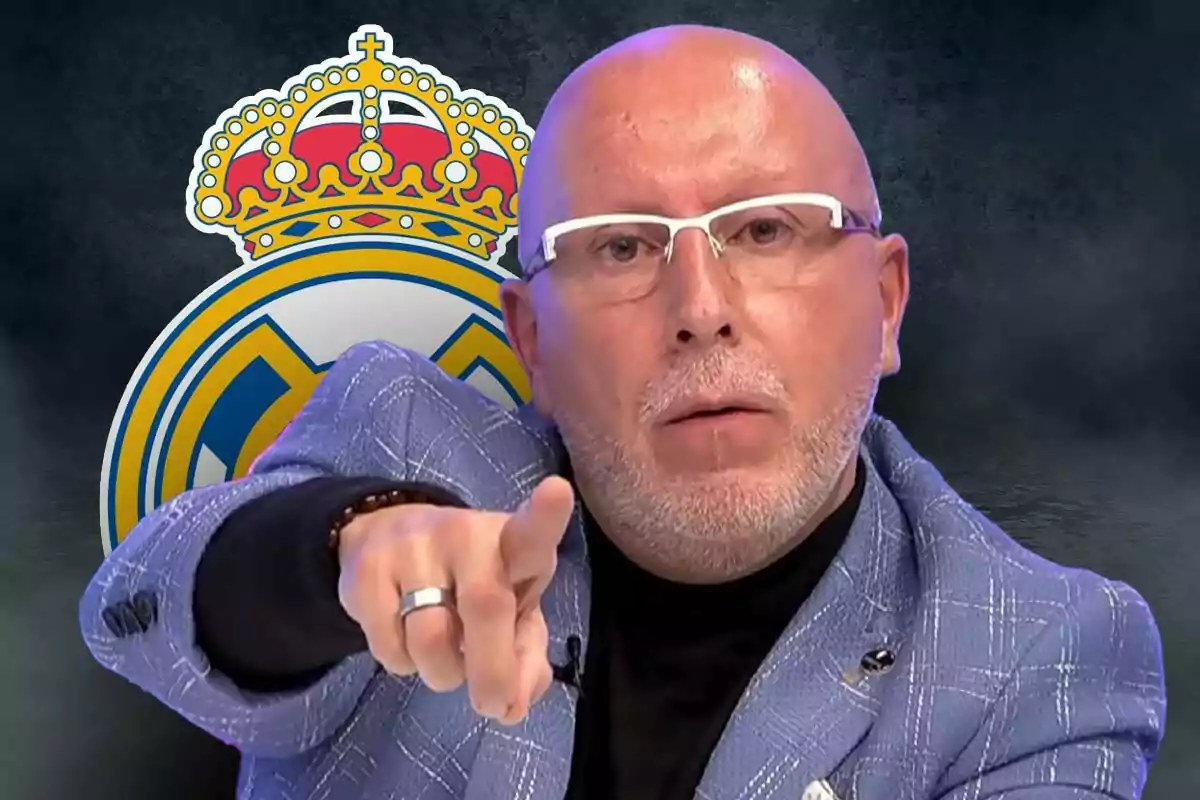 François Gallardo con gafas y barba corta señala hacia adelante con el logo del Real Madrid de fondo.