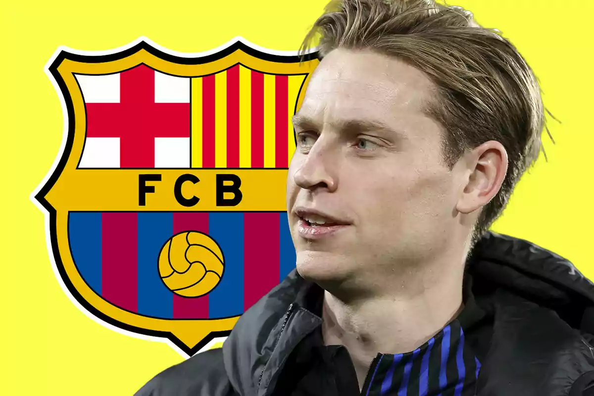 Un futbolista rubio con chaqueta oscura aparece frente al escudo del FC Barcelona sobre un fondo amarillo