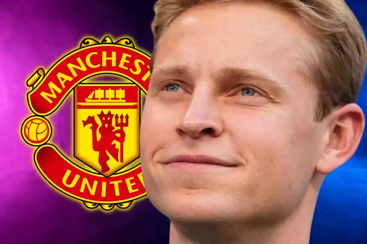 Un hombre rubio sonriente con el logo del Manchester United de fondo.