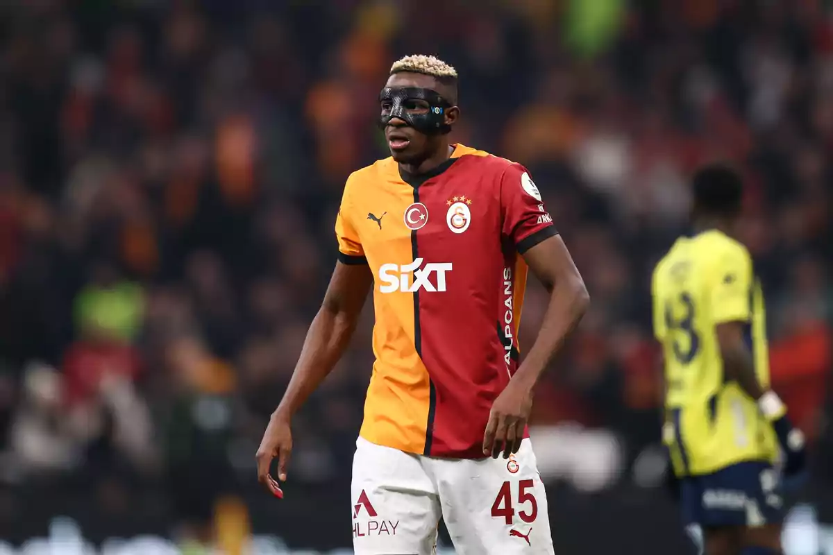 Futbolista con máscara negra jugando con el uniforme del Galatasaray durante un partido Futbolista con máscara negra jugando con el uniforme del Galatasaray durante un partido