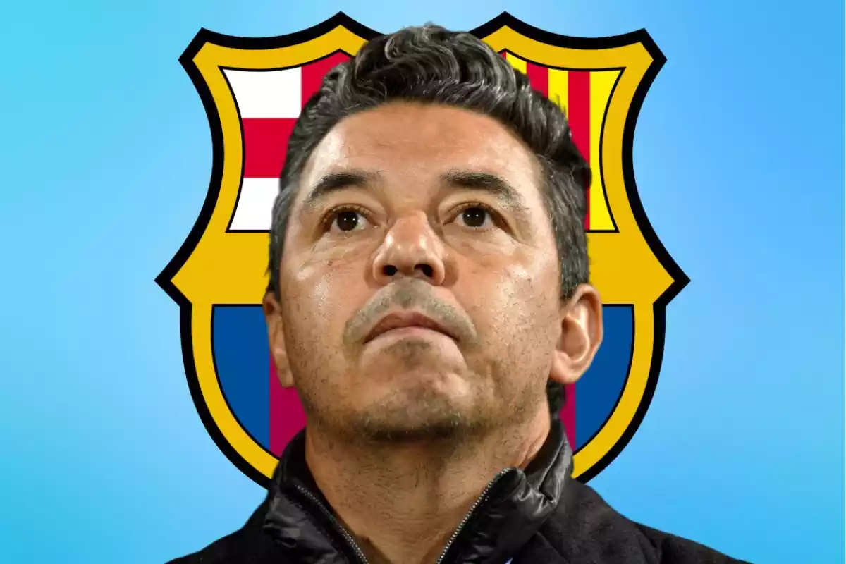 Marcelo Gallardo con el escudo del Barcelona detrás