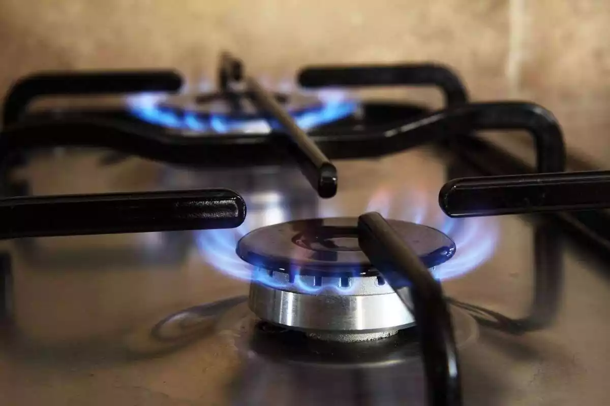 Dos fogones de una cocina encendidos Dos fogones de una cocina encendidos