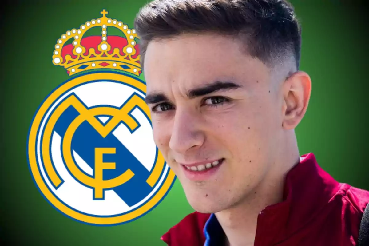 Un joven con chaqueta roja frente al logo del Real Madrid sobre un fondo verde.