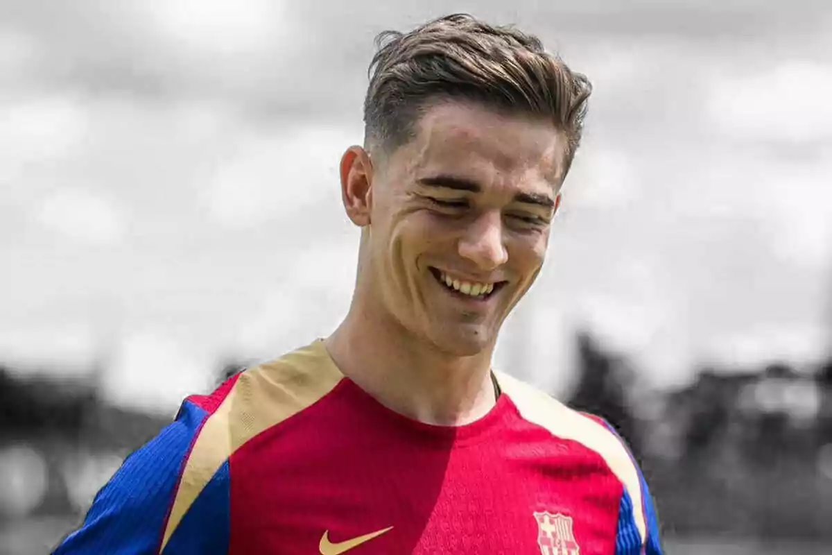 Gavi sonriente con una camiseta de fútbol roja y azul.