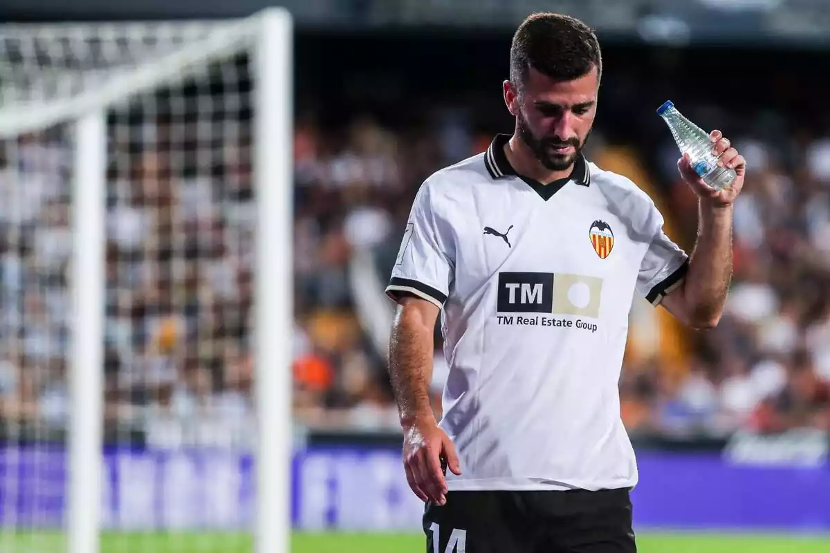 José Luis Gayà retirándose lesionado con el Valencia CF José Luis Gayà retirándose lesionado con el Valencia CF