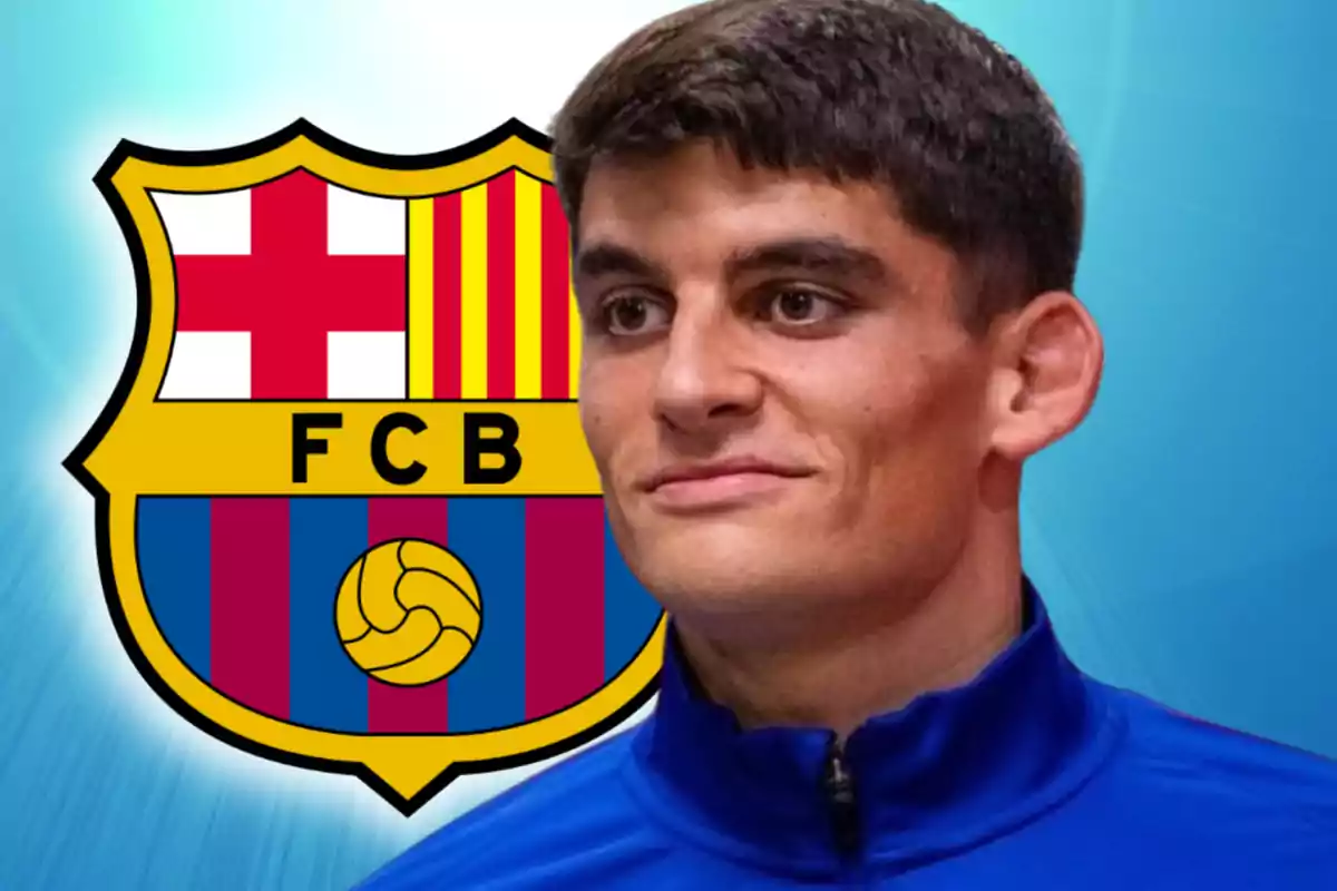 Un hombre con chaqueta azul frente al escudo del FC Barcelona sobre un fondo azul.