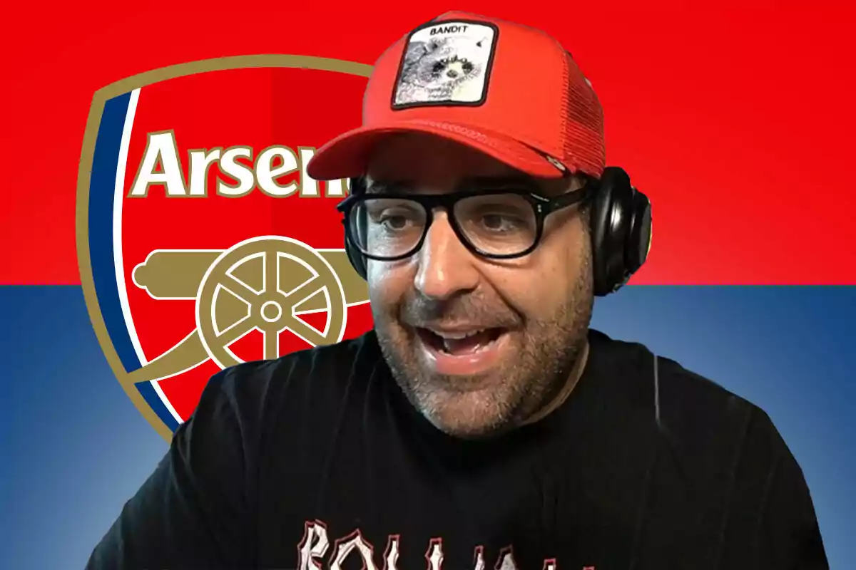 Gerard Romero con gorra roja y auriculares frente al logo del Arsenal.