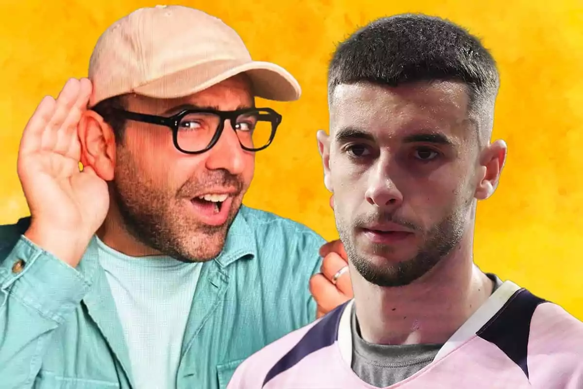 Hombre con gafas y gorra haciendo gesto de escuchar junto a un joven con camiseta deportiva sobre un fondo amarillo
