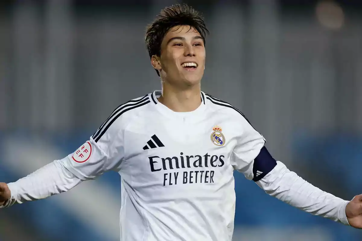 Gonzalo García con uniforme del Real Madrid celebrando en el campo.