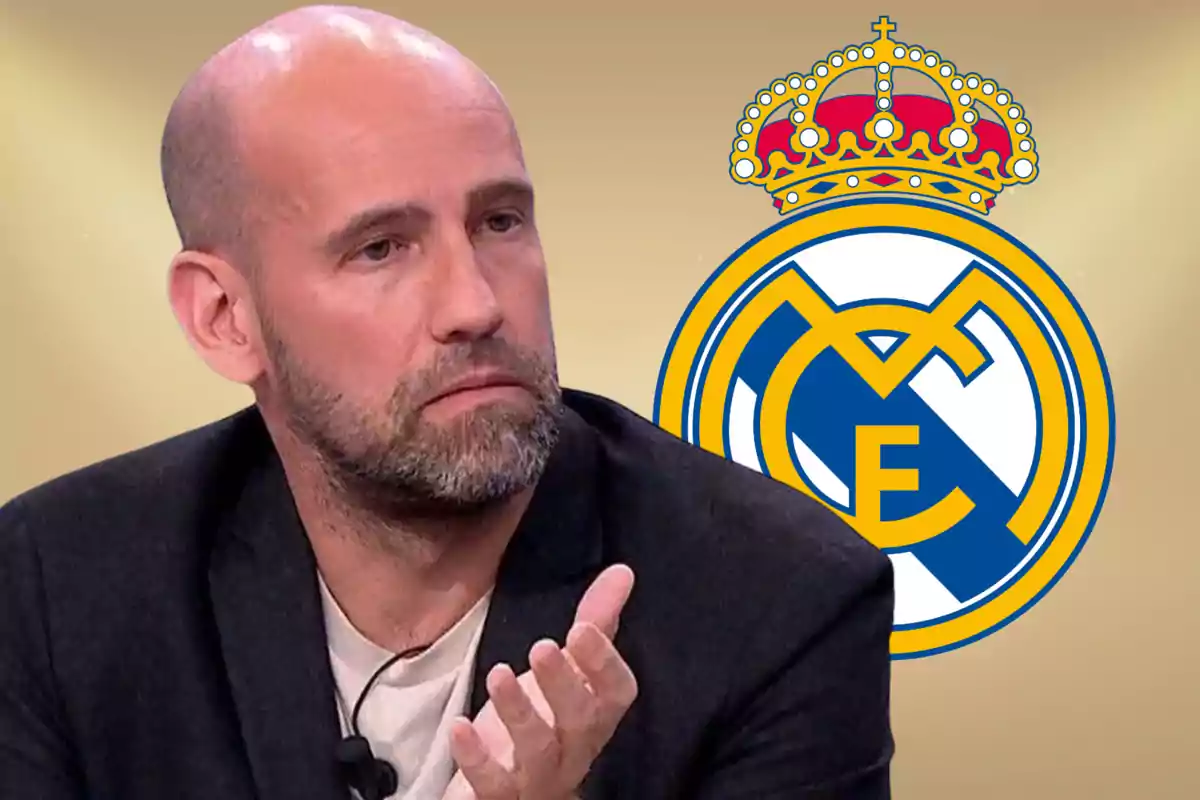 Un hombre calvo con barba está sentado frente a un micrófono con el logo del Real Madrid en el fondo.