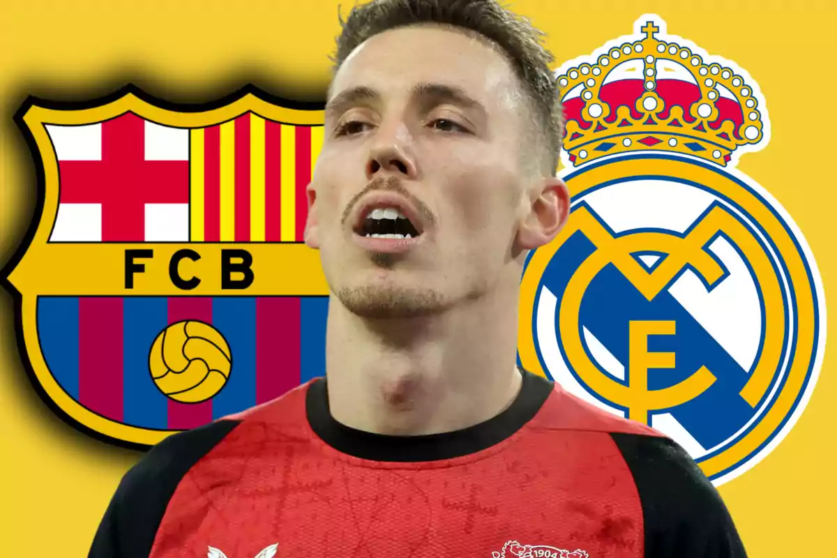 Un jugador de fútbol con una camiseta roja aparece en primer plano, con los escudos del FC Barcelona y el Real Madrid en el fondo sobre un fondo amarillo.