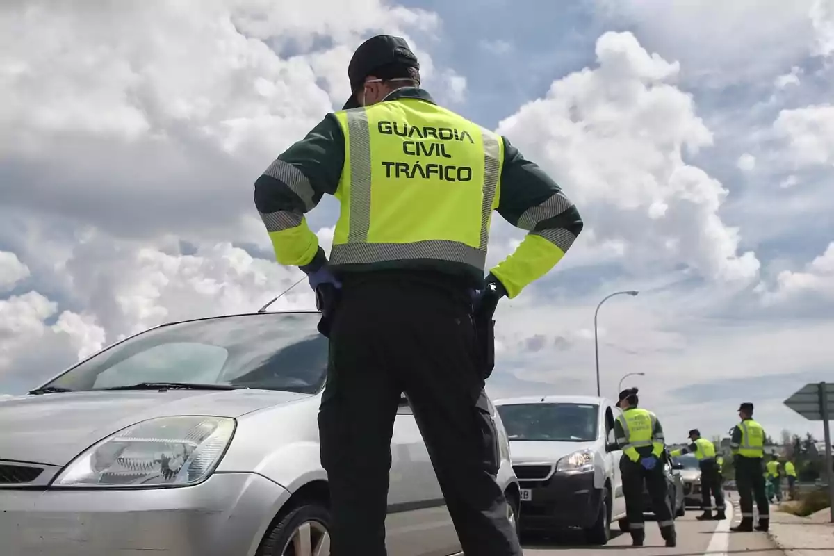 Agente de la Guardia Civil de Tráfico realizando un control de vehículos en una carretera.