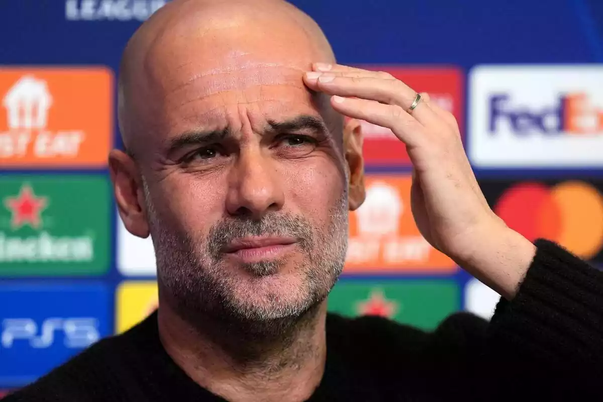 Pep Guardiola se lleva la mano a la cabeza y pone cara de incredulidad