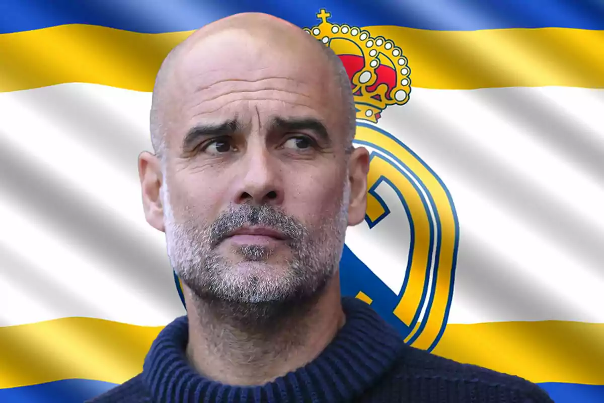 Pep Guardiola está frente a una bandera con los colores azul, blanco y amarillo, y el escudo del Real Madrid.