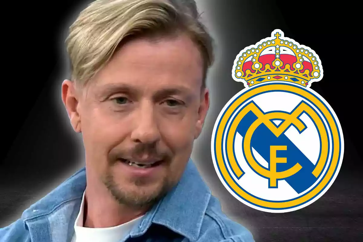 Hombre rubio con barba corta y chaqueta de mezclilla junto al escudo del Real Madrid sobre fondo oscuro