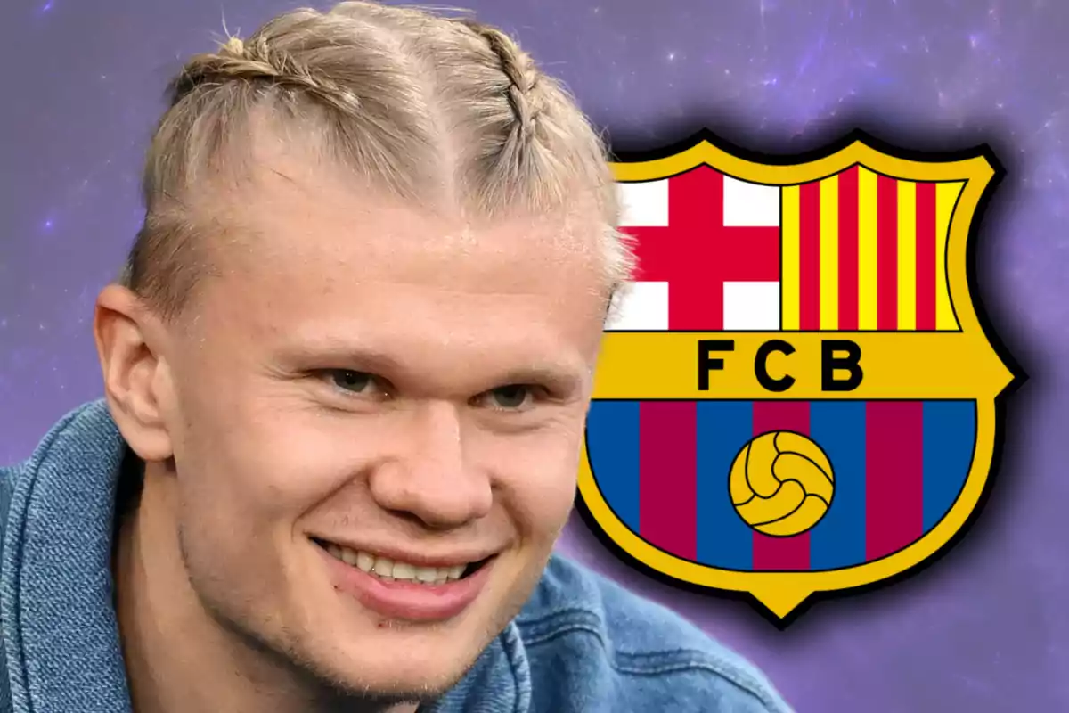 Un hombre sonriente con trenzas en el cabello frente al escudo del FC Barcelona.