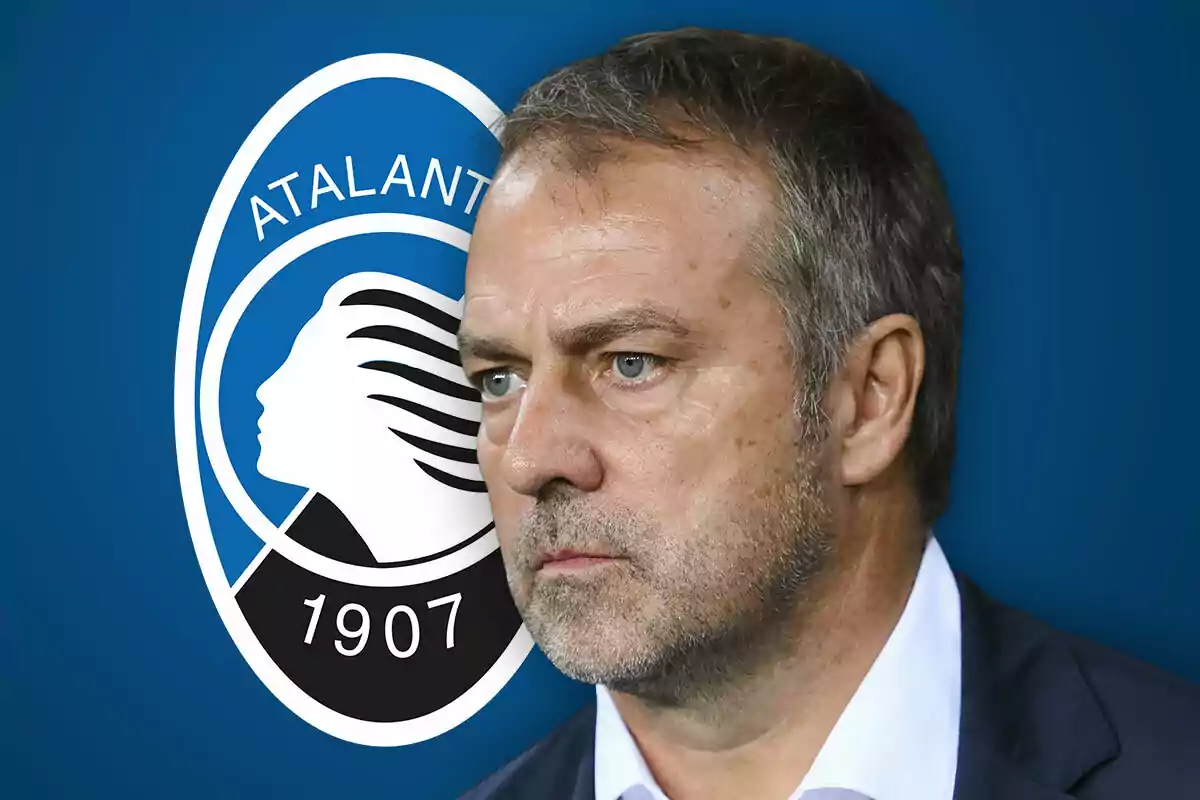 Un hombre con expresión seria frente al logo del club Atalanta.