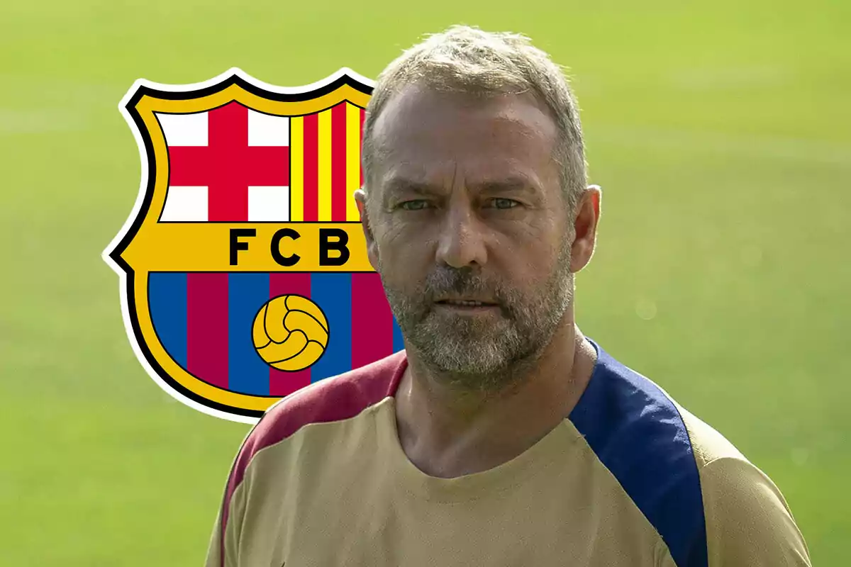 Hansi Flick con camiseta deportiva frente al escudo del FC Barcelona.