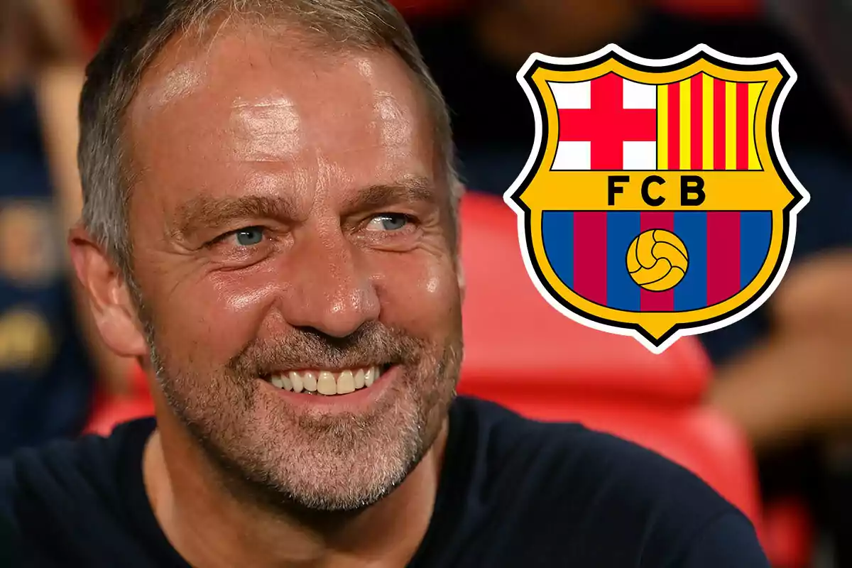 Hansi Flick sonriente con barba y cabello corto, con el escudo del FC Barcelona al lado.