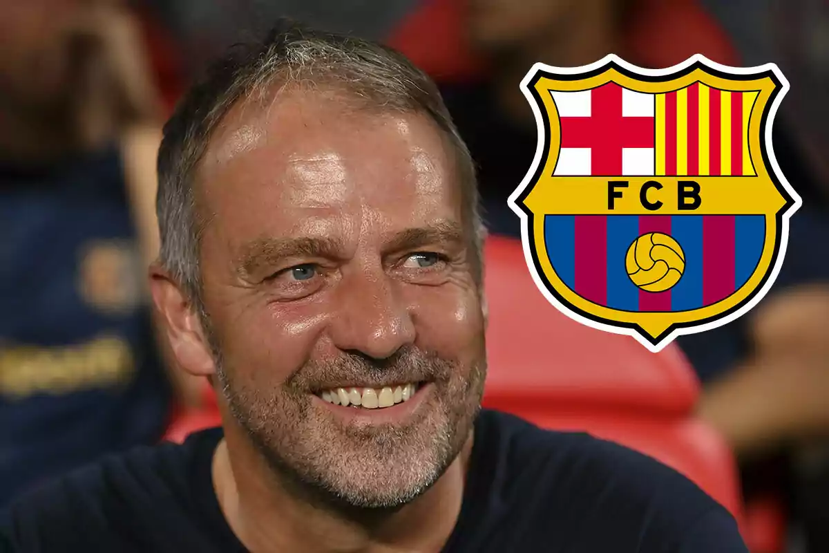 Hansi Flick sonriente con barba y cabello canoso, con el escudo del FC Barcelona a su lado.