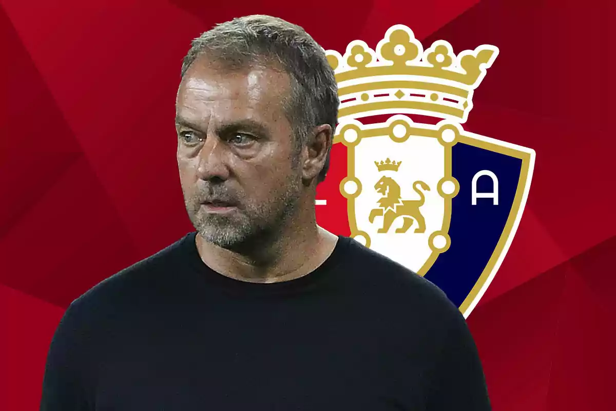 Hansi Flick, con camiseta negra, frente al escudo de Osasuna con fondo rojo.