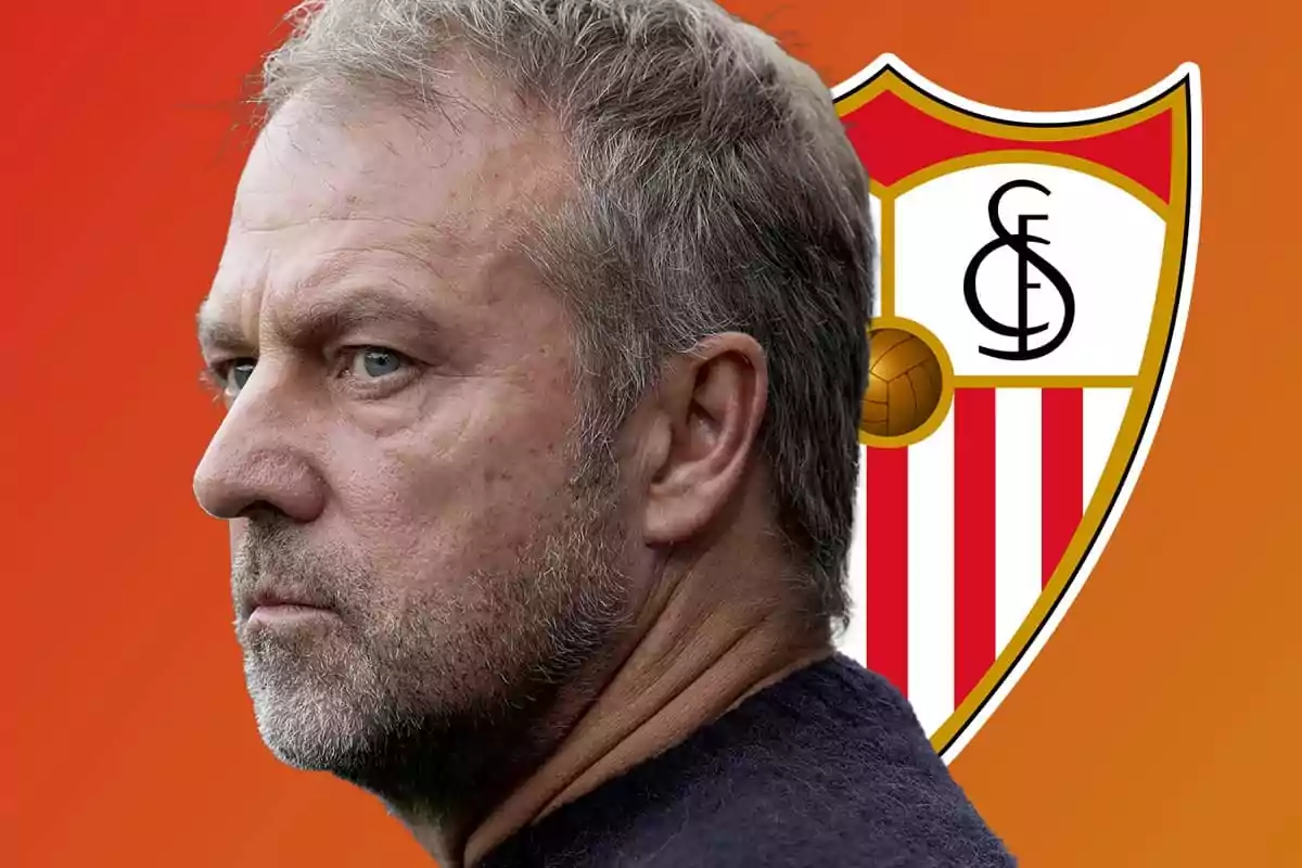 Hansi Flick, con expresión seria, frente al escudo del Sevilla FC sobre un fondo naranja.