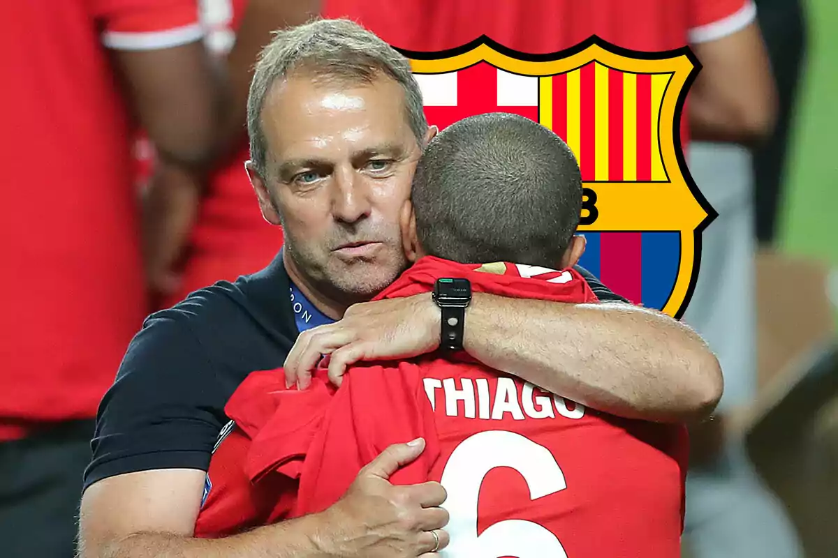 Thiago Alcántara y Hansi Flick abrazándose con el escudo del FC Barcelona de fondo.