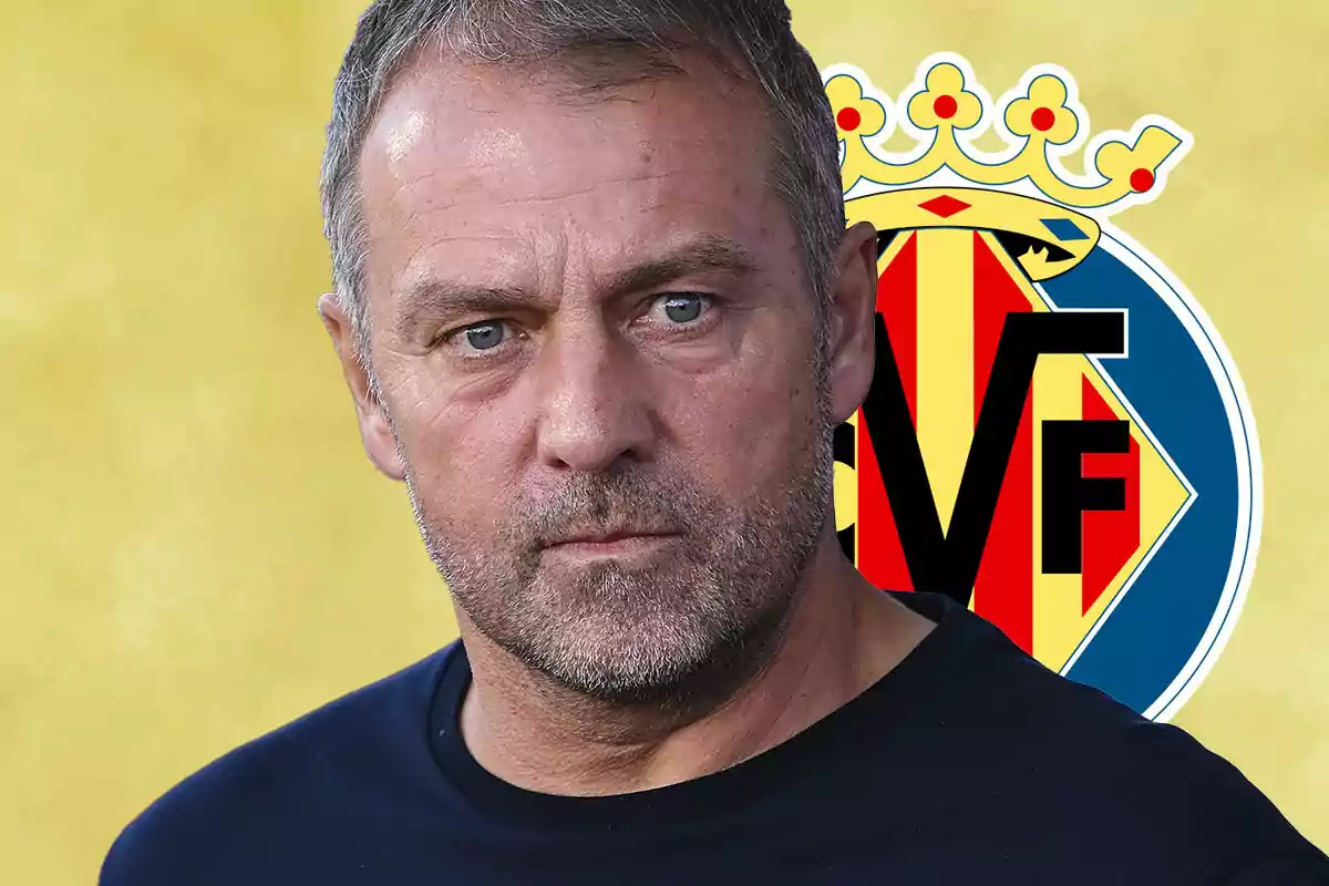 Hansi Flick frente al logotipo del Villarreal CF.