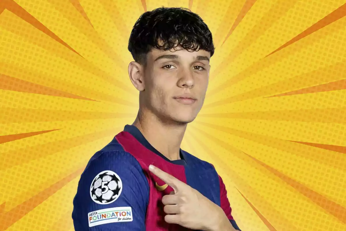 Un joven con camiseta de fútbol azul y roja señala el logo en su manga sobre un fondo amarillo con rayos.