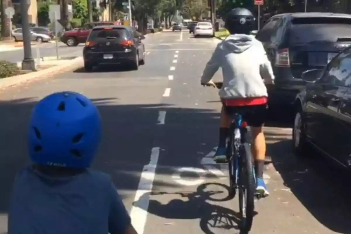 Los hijos de Mario Picazo en bicicleta