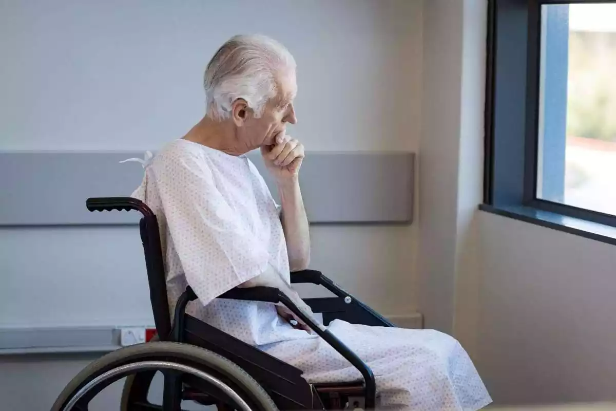Hombre mayor en una silla de ruedas en el hospital Hombre mayor en una silla de ruedas en el hospital