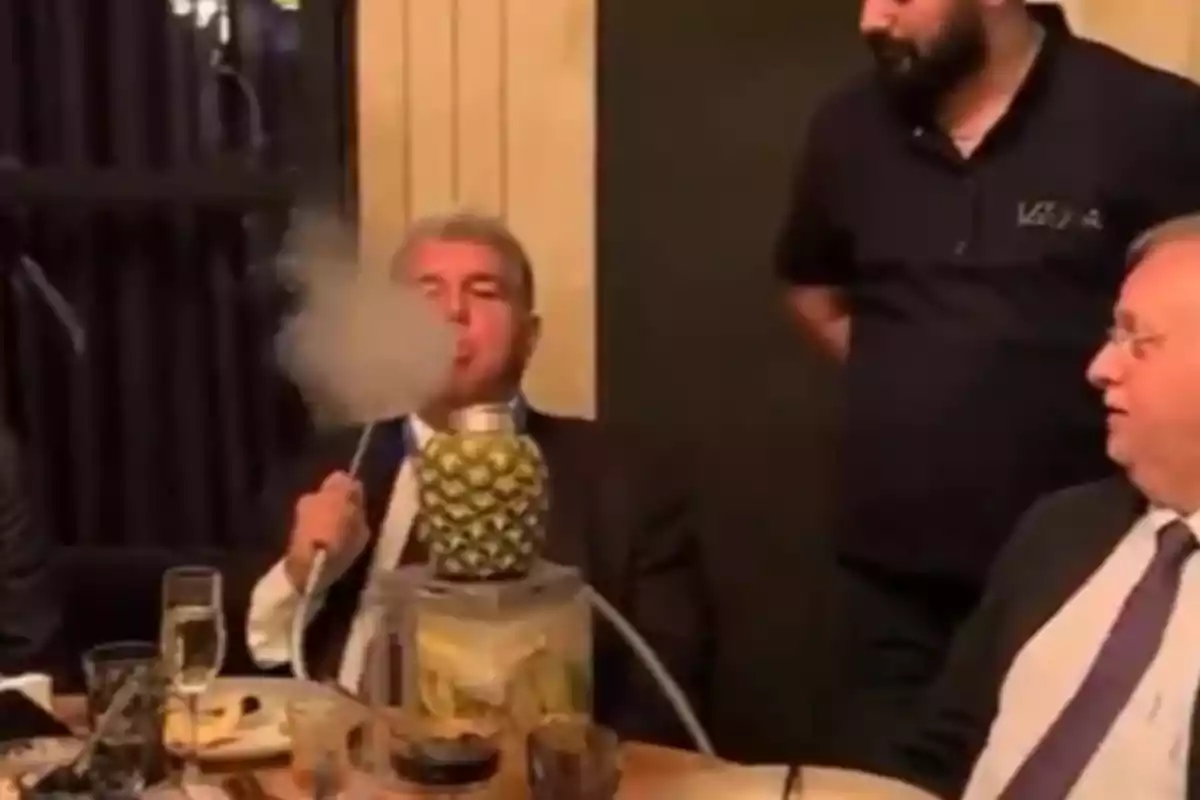 Laporta, con su cachimba de piña, valorando el nivel de la shisha en Bakú